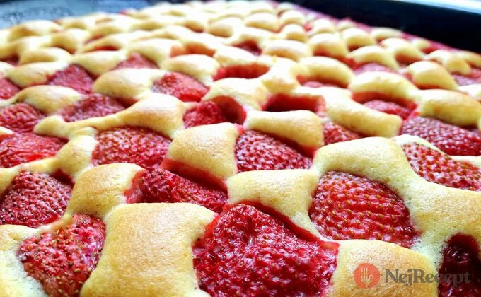 Zlatá bublanina s jahodami v mřížce