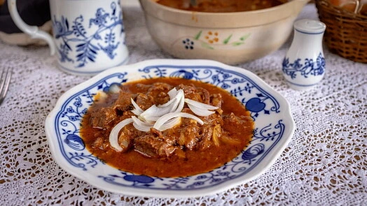 Použitý recept na vepřový guláš s cibulí.