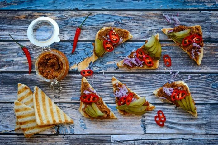 Ovocí na toastu s pomazánkou sloní žrádlo.