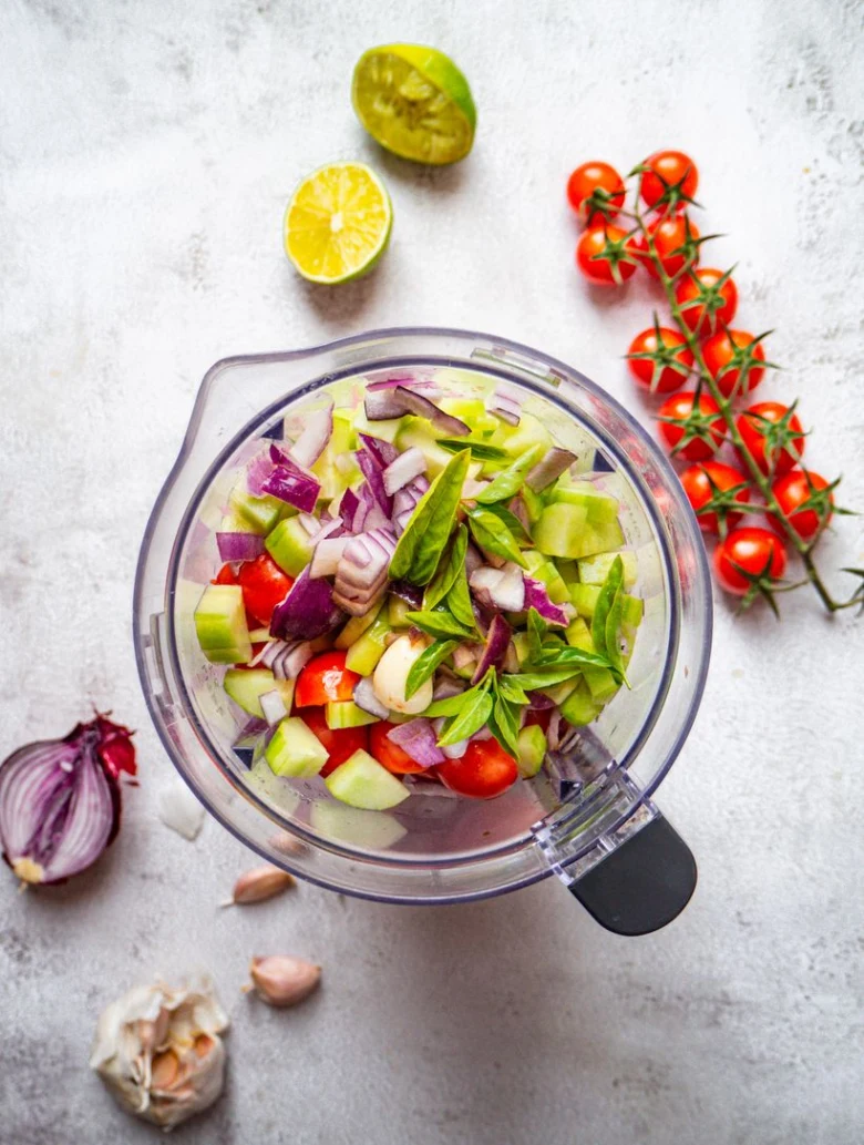 Mísa s ingrediencemi pro tradiční studenou polévku gazpacho.