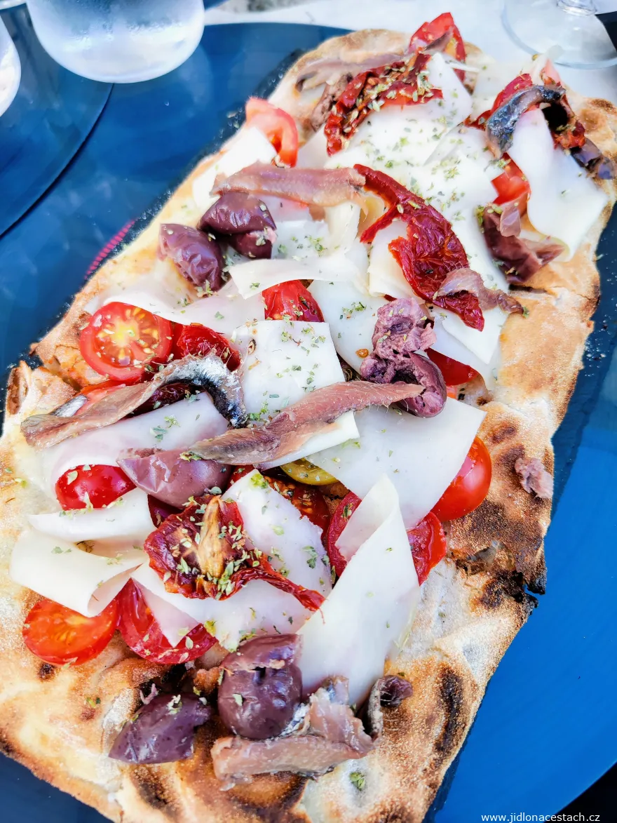 Italská placka s mozzarellou, rajčaty a uzeným rybinem