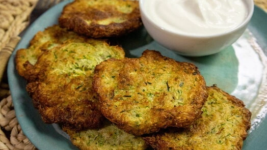 Zucchini fritters with dip