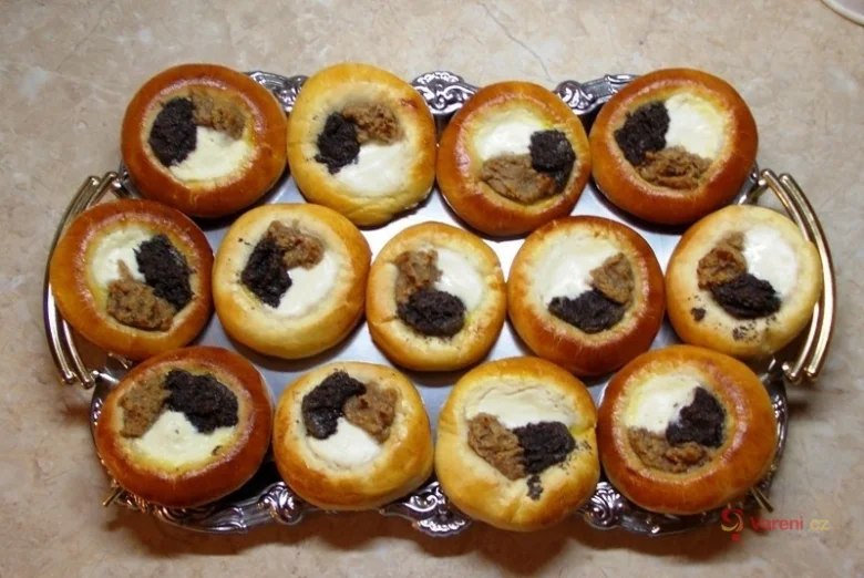 Cheese-filled yeast buns