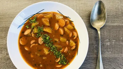 Mísa s tradiční frankfurtskou polévkou se zeleninou.