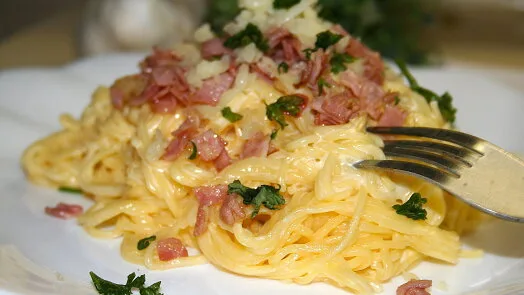 Špagety carbonara se smetanou s křupavým vepřovým masem.