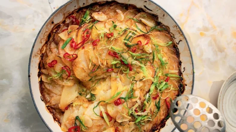 Hot francouzské brambory s cibulí a chilli v pekáči.