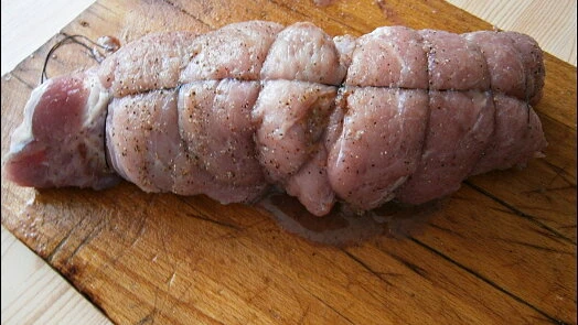 Surové maso na svíčkovu připravené pro pomalý hrnec.
