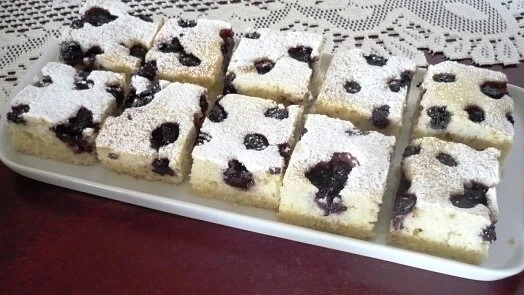 Kusky bublaniny s borůvkami posypané cukrem pudrovým.