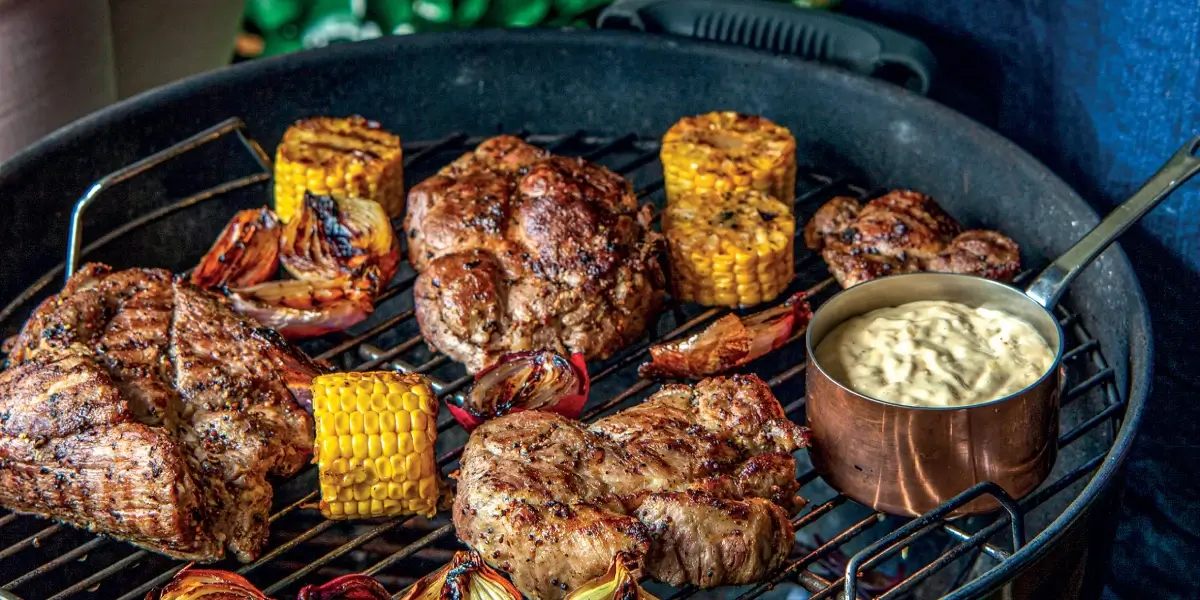 Grilované maso s kukuřicí na grilu v českém receptu.