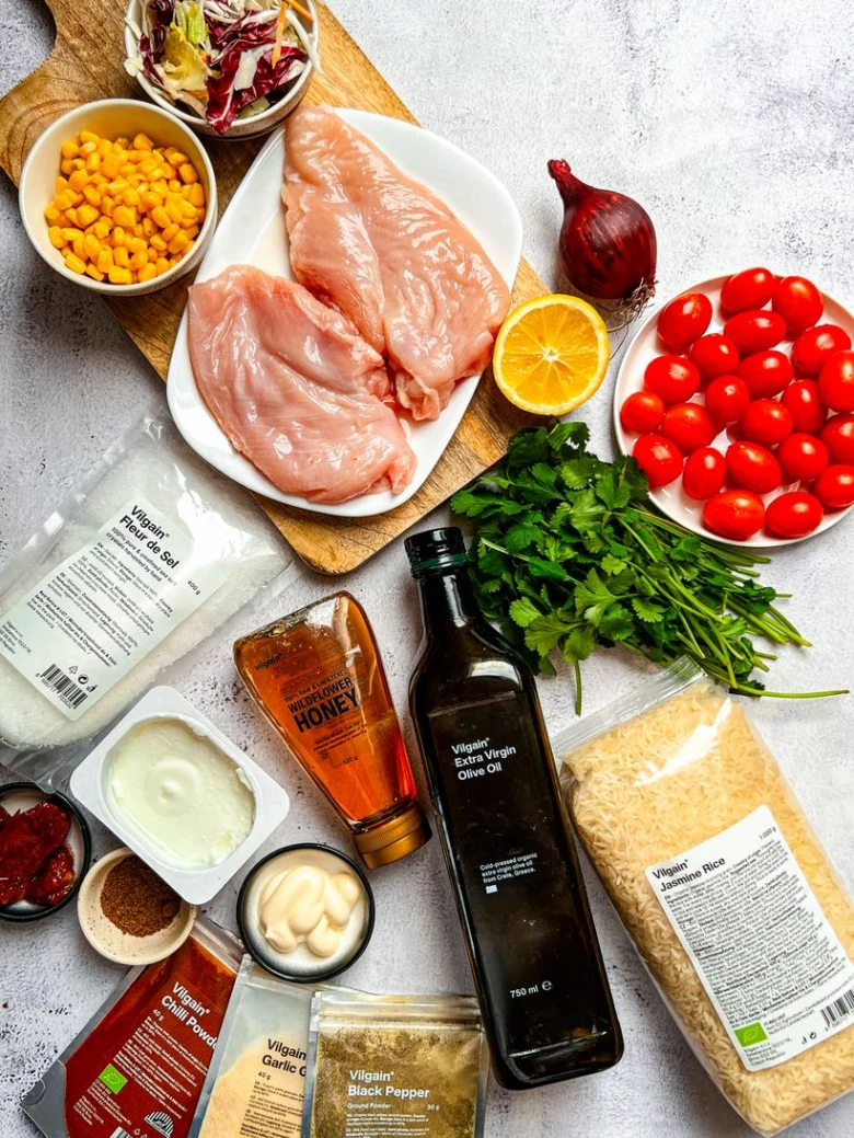 Surové ingredience pro pokrm s kuřecím masem na talíři.