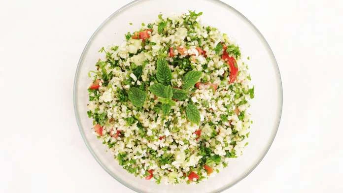Kulhový salát tábouleh s bylinkami, rajčaty a bulgarem.
