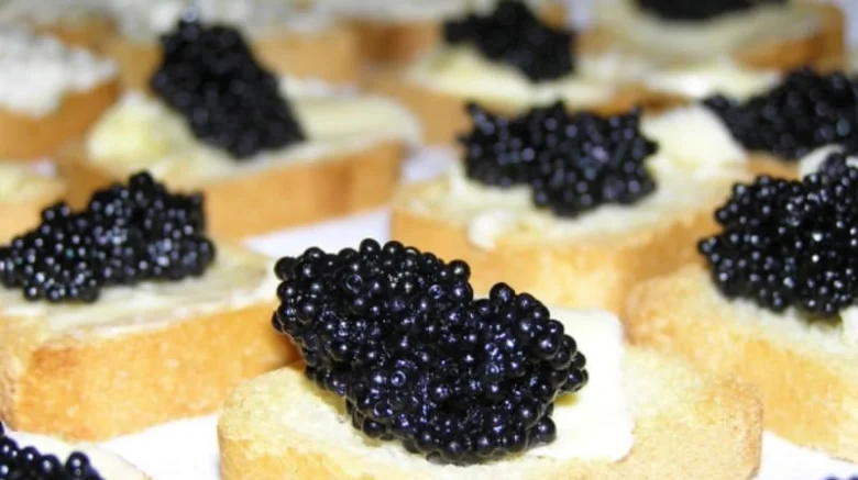 Černý kaviár na toastu s krémem jako pokrm.