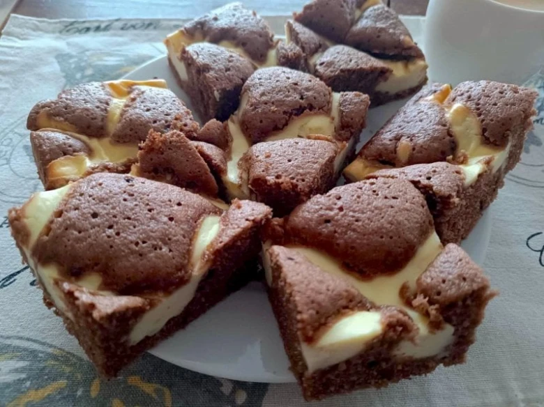 Domácí čokoládové koláče s tvarohem na talíři.