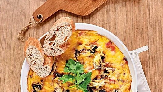 Pekánská vaječná omleta s chlebem a petrželkou