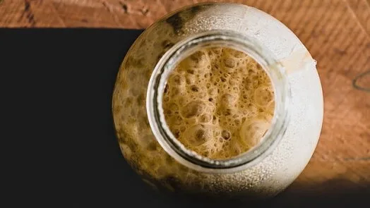 Sklenice s kvasnicovým těstem na chlebové pečivo.