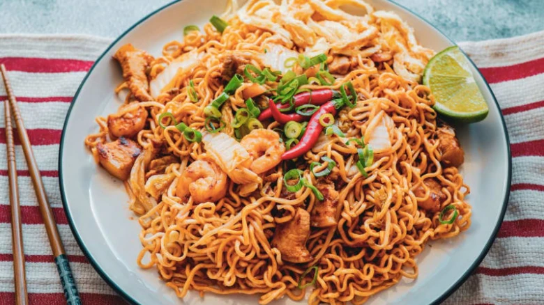 Pálené ramen nudle s krevety, kuřecím masem a limetkou.