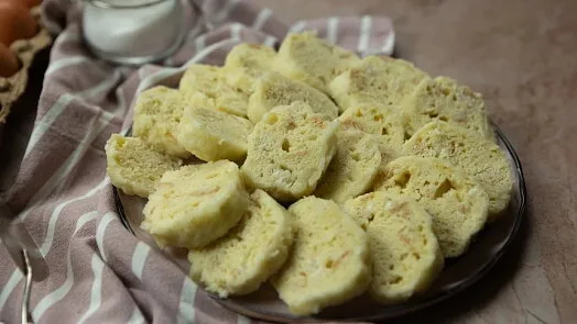 Pouťené knedlíky s vejcem nakrájené na plátky.