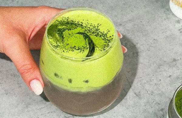 Veganský dezert s vrstvami čokolády a zeleného pudinku z mungo.