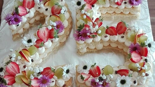 Dorty tvaru písmen s ovocem a krémovou omáčkou z mascarpone.