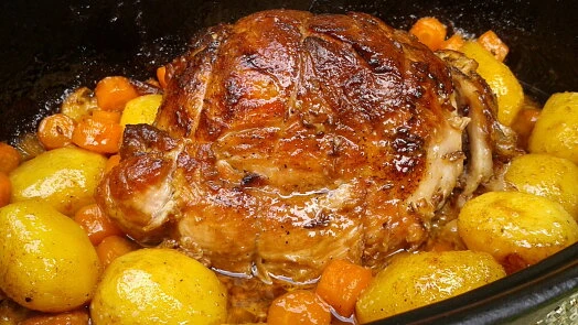 Pečená vepřová plec s bramborami a mrkví.