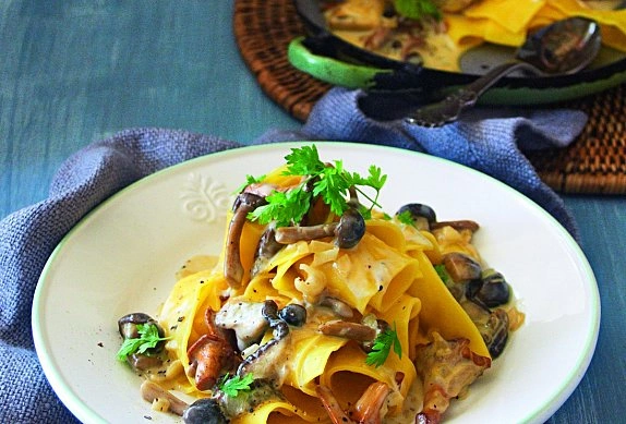 Pasta s omáčkou z čerstvých hub na talíři.