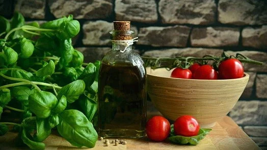 Čerstvá bazalka, rajčata a olivový olej pro italskou bruschetty.