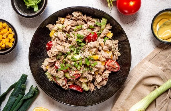 Pasta s kukuřicí, rajčaty a zeleninou v misce.